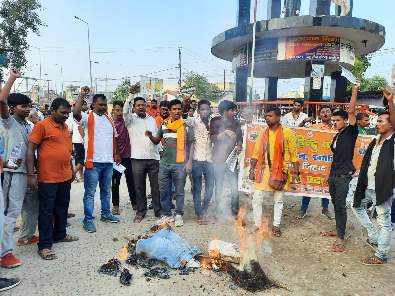 कन्हैयालाल की निर्मम हत्या के विरोध में विहिप व बजरंग दल ने निकाला विरोध मार्च ... हत्यारे को फांसी हो के नारों से गूंज उठा शहर