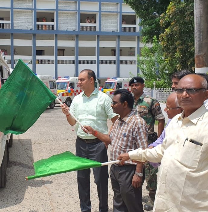 डीएम आलोक रंजन घोष ने 6 अत्याधुनिक सुविधाओं से लैस एंबुलेंस को हरी झंडी दिखाकर किया रवाना...