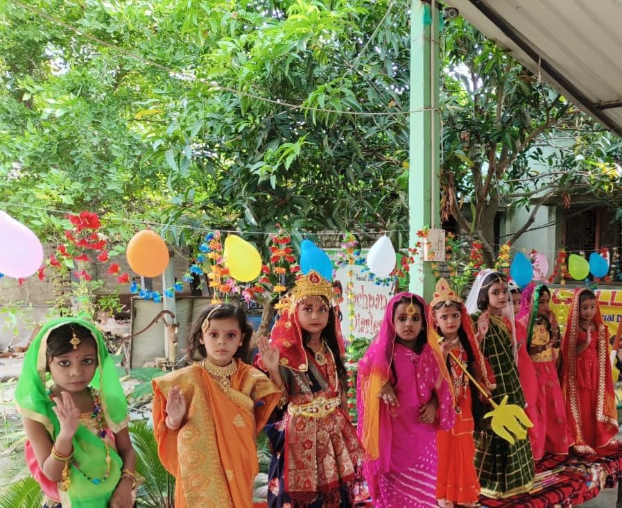 नवरात्रि महोत्सव: बचपन प्ले स्कूल के बच्चों ने मां दुर्गा के नौ रूपों की भव्य व आकर्षक झांकी पेश कर मचाया धमाल...